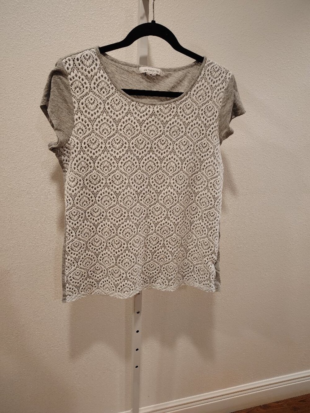 Liz Claiborne Women's Short Sleeve Top Gray with White Lace Overlay Size Medium
